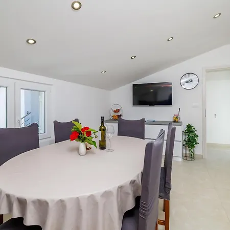 Dragan I Slavica 200 M Od Plaze S Terasom