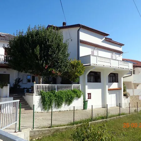 Dragan I Slavica 200 M Od Plaze S Terasom *
