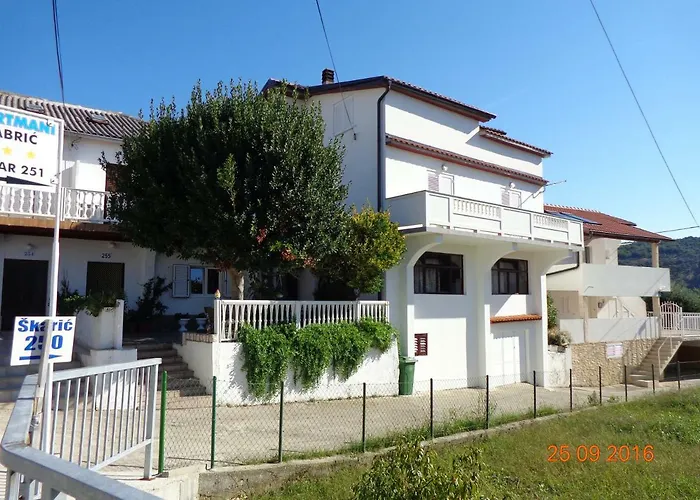 Dragan I Slavica 200 M Od Plaze S Terasom *