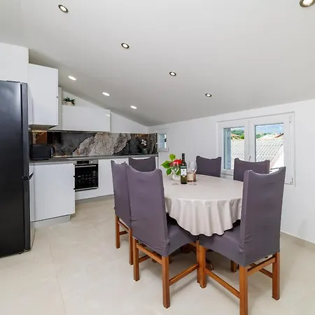 Dragan I Slavica 200 M Od Plaze S Terasom * Lopar