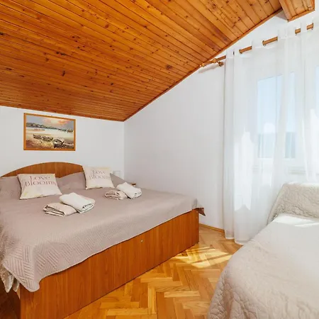 Dragan I Slavica 200 M Od Plaze S Terasom * Lopar