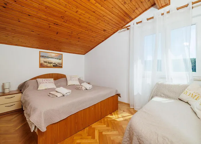 Dragan I Slavica 200 M Od Plaze S Terasom * Lopar